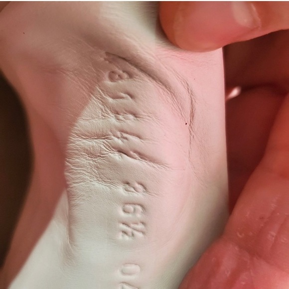 Men’s size 6 Gucci Ace sneakers. These will fit a woman’s size 7 . - Picture 5 of 9